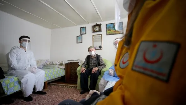 Sağlık Bakanı Fahrettin Koca Kovid-19 aşısı olan "Selim dede"nin duygu dolu görüntülerini paylaştı - 1