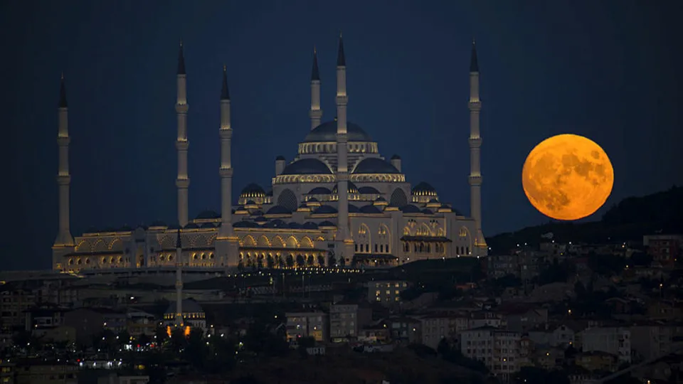 Görenleri hayran bırakan dolunay! Gökyüzünde kartpostallık görüntü