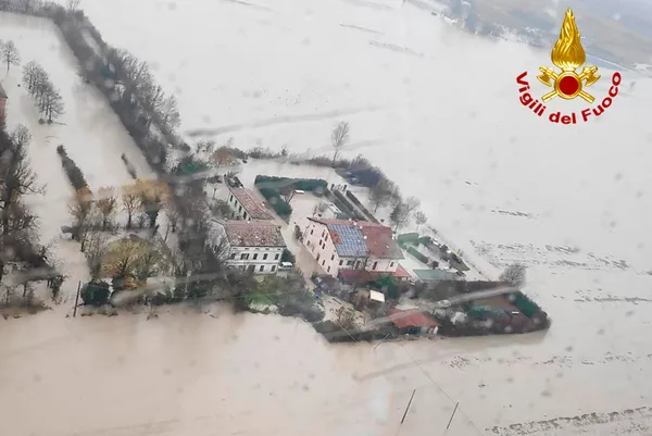 İtalya sele teslim oldu: 20 kişi mahsur kaldı - 3