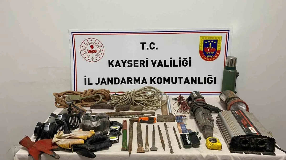 Kayseri'de sit alanında kaçak kazı yapan 4 şüpheli yakalandı