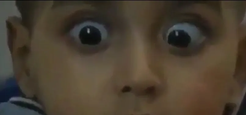 İsrail'in bombaladığı evden çıkan çocuk şoka girdi! Korkusu gözlerine yansıdı