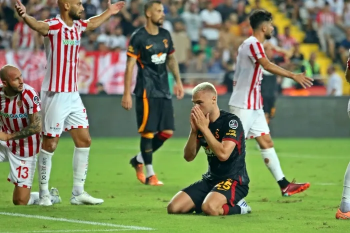 antalyaspor-galatasaray-canli-anlatim-direkten-donen-top-kacan-penalti-1659903601626.jpg Antalyaspor - Galatasaray: 0-1 (MAÇ SONUCU ÖZET) | Gomis 90'da attı... - 12