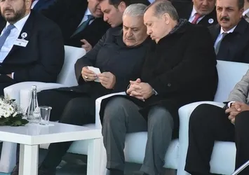 Başbakan Binali Yıldırım'a tören esnasında önemli telefon
