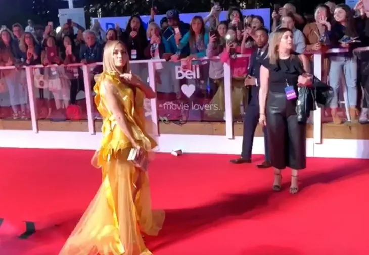 Jennifer Lopez yeni filminin Hustlers’ın galasında protesto edildi