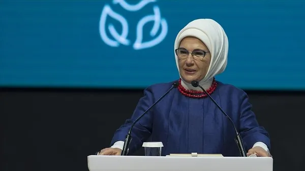 emine-erdogan-kongo-cumhuriyeti-cumhurbaskaninin-esi-antoinette-sassou-nguesso-ile-bir-araya-geldi-1694112849875.jpg Emine Erdoğan Kongo Cumhuriyeti Cumhurbaşkanı’nın eşi Antoinette Sassou N'Guesso ile bir araya geldi - 2