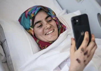 Adıyaman’da enkazdan 3 gün sonra kurtarıldı! 19 yaşındaki Songül kahramanlarıyla buluştu