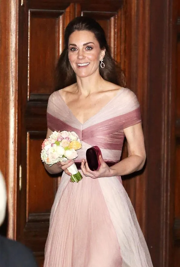 Prens William mutfağa, Kate Middleton baloya...