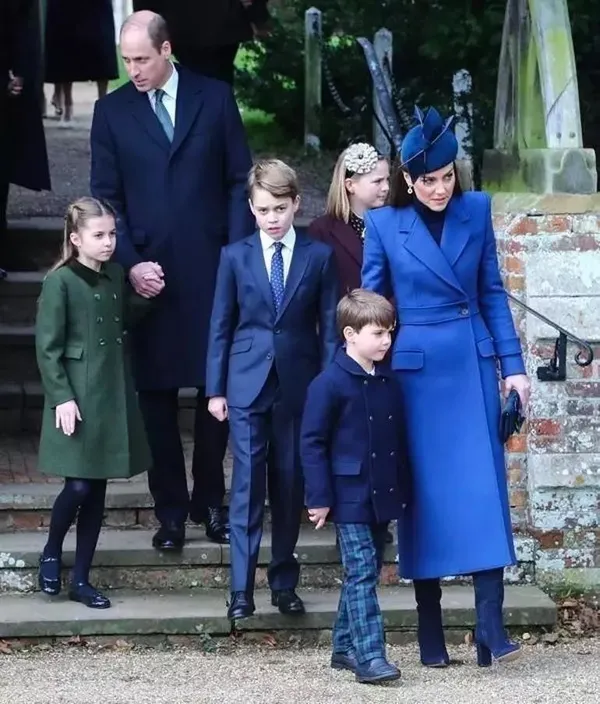 kate-middleton-ortaya-mi-cikti-prenses-kate-esi-prens-william-ile-alisveris-yaparken-goruntulendi-iddiasi-iste-1710811814227.jpeg Kate Middleton ortaya mı çıktı? Prenses Kate, eşi Prens William ile alışveriş yaparken görüntülendi iddiası! İşte o görüntüler... - 1