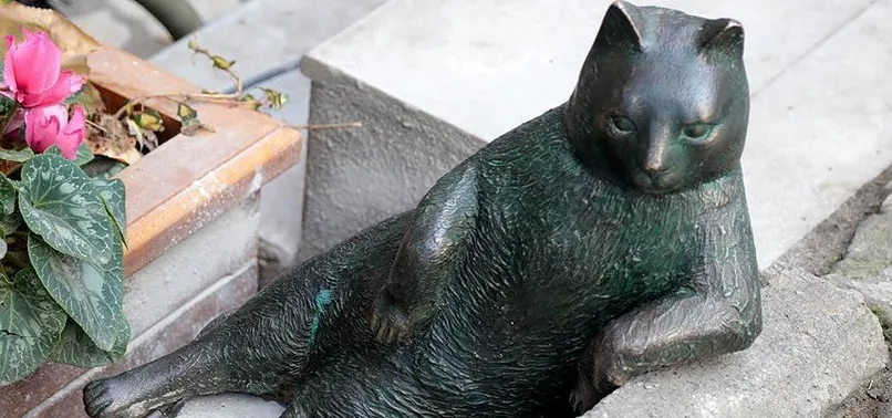 Kadıköy'deki kedi Tombili'nin heykeli yeniden yerine koyuldu