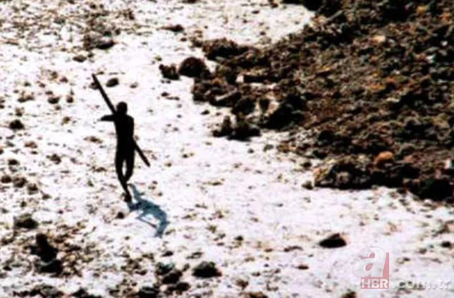 Yaklaşanı öldürüp etiyle besleniyorlar! Uçan cisimlere ok ve mızraklarla saldırdılar 🏹 İşte dünyanın en vahşi kabilesi 10