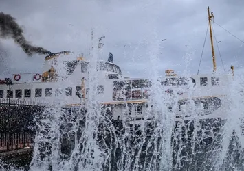 İstanbul lodosa teslim! Dev dalgalar kıyıyı dövdü! Çatı uçmalarına karşı önemli uyarı | Meteoroloji'den sarı ve turuncu kodlu uyarı