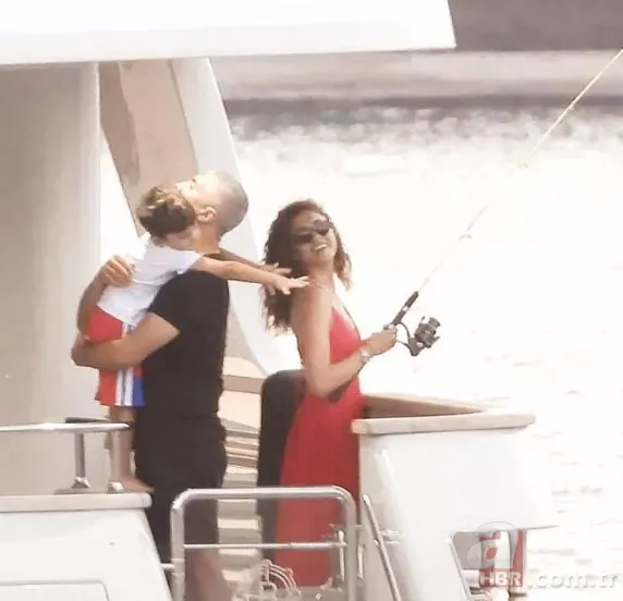 Özcan Deniz’den alıştırma turları! Oğlu Kuzey ve sevgilisi Samar Dadgar’la tatilde! Feyza Aktan bu mutlu aile karesine ne diyecek? 3