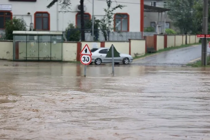 Sağanak yağış Düzce'de hayatı felç etti! Batı Karadeniz'de sel ve heyelan tehlikesi