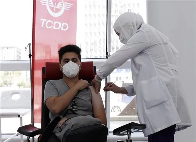 Koronavirüs aşısı vatandaşın ayağına gidiyor! Tren garında aşı uygulama merkezi açıldı