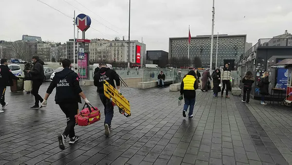 Son dakika: Taksim metrosunda yolcu raylara düştü: Seferler durdu