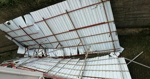 Şiddetli fırtına evin ve AVM’nin çatısını uçurdu!