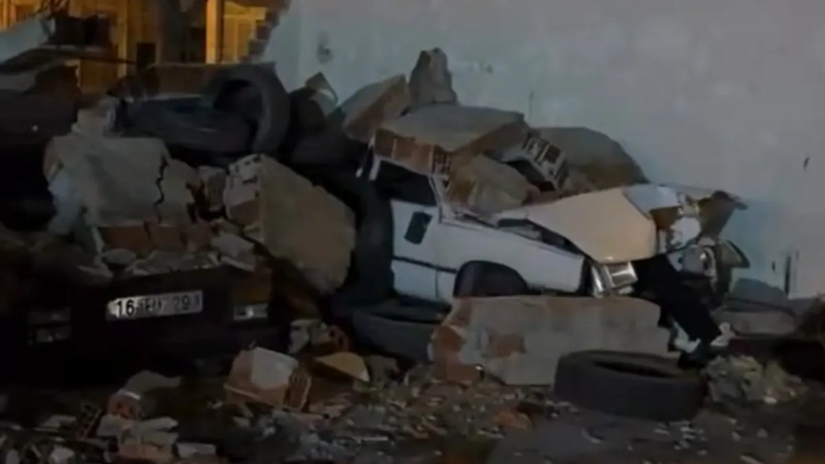 Bursa'da fırtına faciası: Bahçe duvarı 10 aracın üzerine yıkıldı