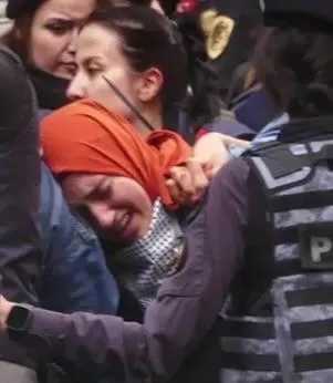 bakan-yerlikayadan-istanbuldaki-israil-protestosuyla-ilgili-aciklama-2-emniyet-gorevlisi-aciga-alindi-1712434707052.jpeg Polisin eylemcilere ters kelepçeli müdahalesi