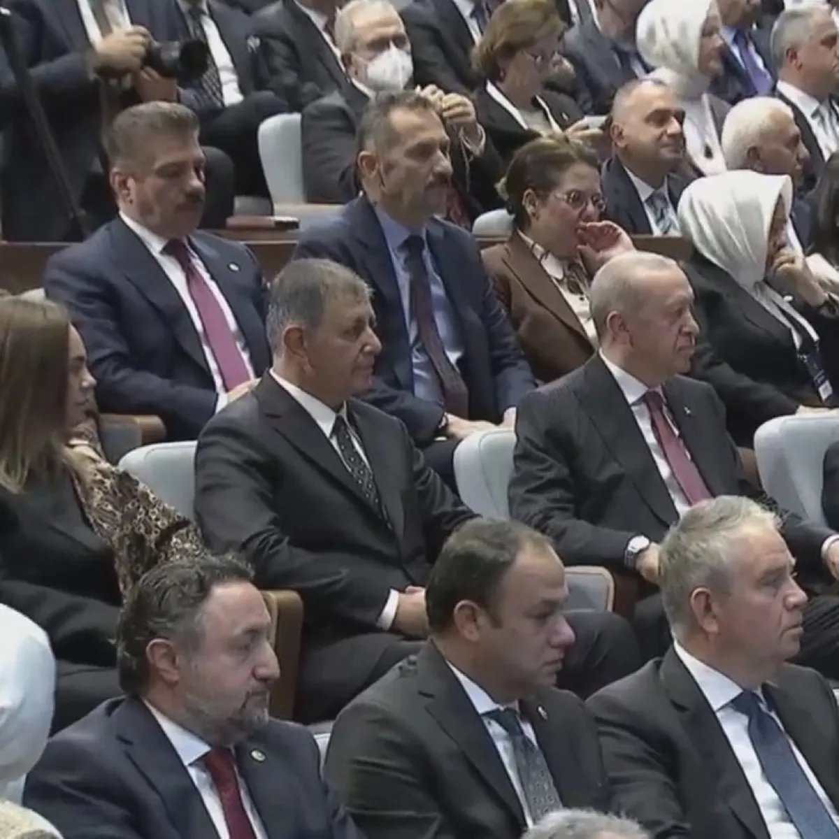 rozeti-baskan-erdogan-takacak-cemil-tugay-ak-parti-genel-merkezinde-izmiri-guzel-seyler-bekliyor-1791363012314.png Rozeti Başkan Erdoğan taktı! İzmir Büyükşehir Belediye Başkanı Cemil Tugay AK Parti’ye katıldı - 4