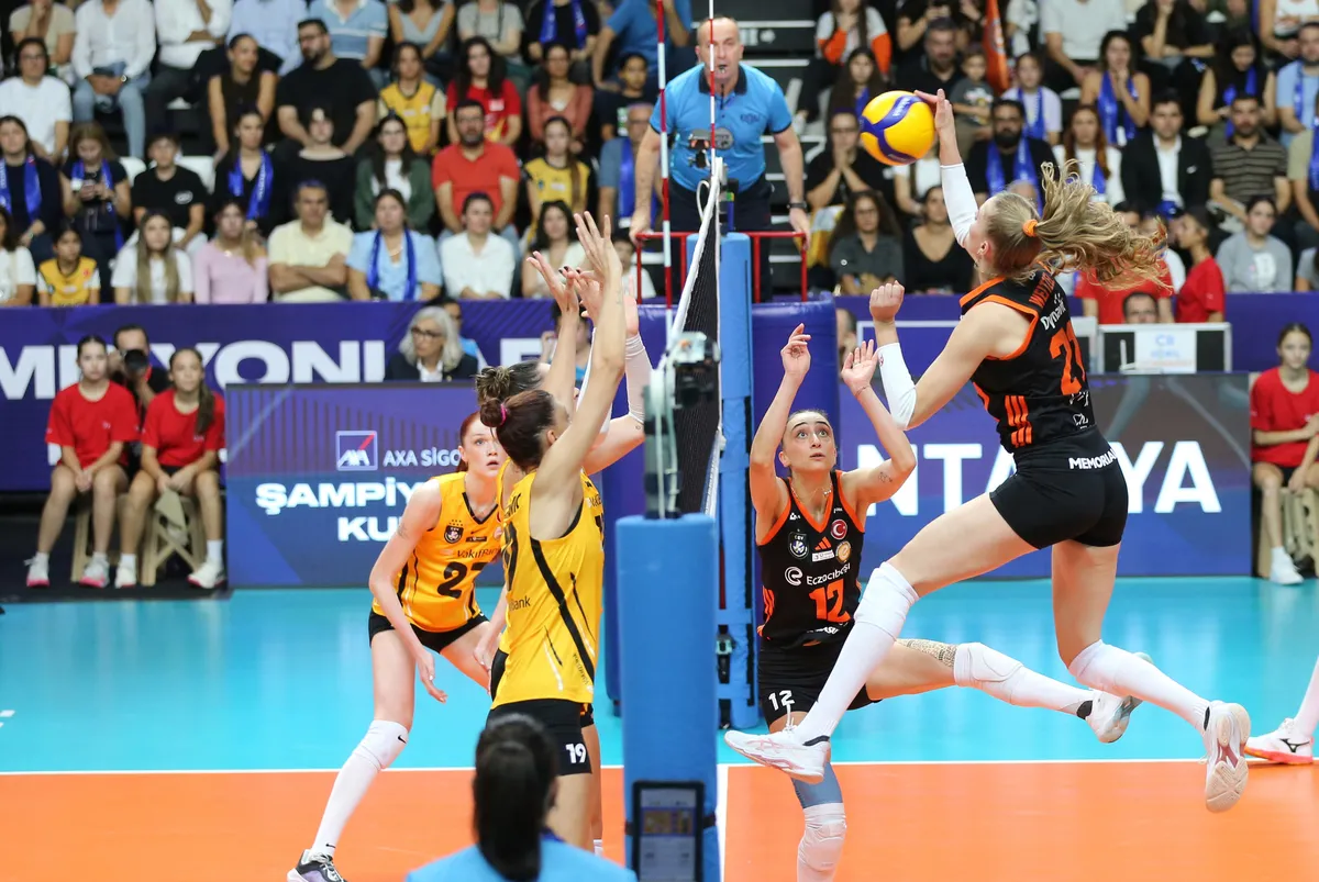 1791313126385.jpg VakıfBank 2026 Kadınlar AXA Sigorta Şampiyonlar Kupası'nı kazandı: Eczacıbaşı karşısında 3-2'lik zafer - 3
