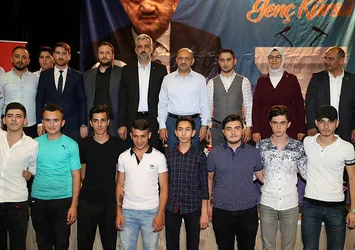 İYİ Parti’den AK Parti’ye geçen gençlere rozetleri takıldı