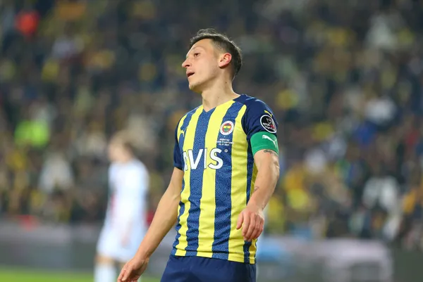 Fenerbahçe’de Mesut Özil ile Ozan Tufan kadro dışı bırakıldı!