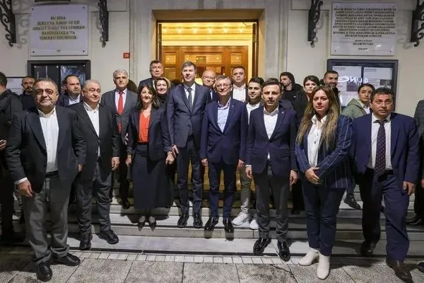 HDPKK’lı Pervin’in elini öpen Özgür Özel’e şehit cenazesinde sert tepki: Özgür dışarı!