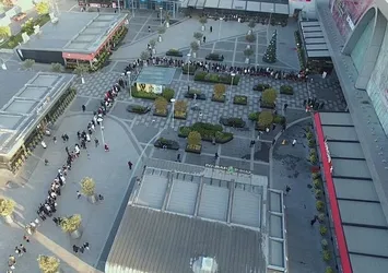 AVM'lerde metrelerce "Şahane Cuma" kuyruğu