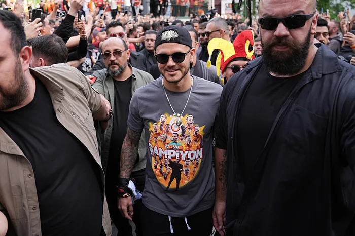 Süper Lig ve Süper Kupa şampiyonu Galatasaray kupasını aldı! Saha içinden en özel kareler ahaber.com.tr’de