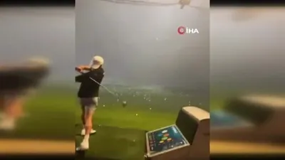 Havadaki golf topuna yıldırım çarptı