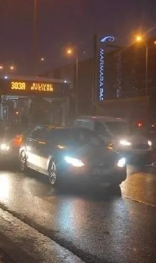 iett-otobusunun-camlarini-kirdilar-yolculara-korku-dolu-anlar-yasattilar-1660200318992.jpg İETT otobüsünün camlarını kırdılar yolculara korku dolu anlar yaşattılar - 1