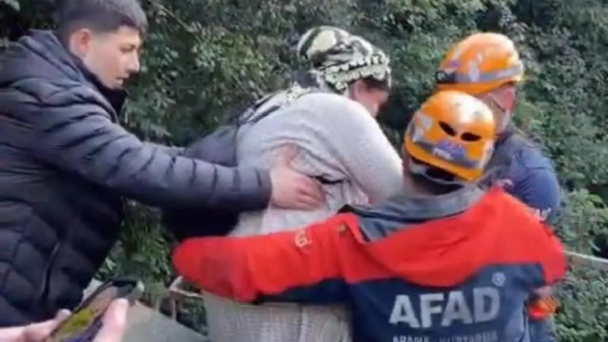 Rize'de heyelan nedeniyle mahsur kalan hastaları AFAD’ın operasyonuyla kurtarıldı