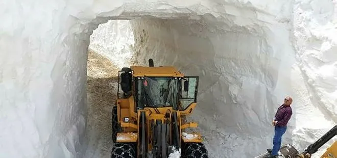 Askeri üs bölgesinin yolunu kar tünelleri oluşturarak açtılar