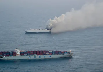 Alaska'da kargo gemisi battı: Binlerce araç okyanusun dibini boyladı!