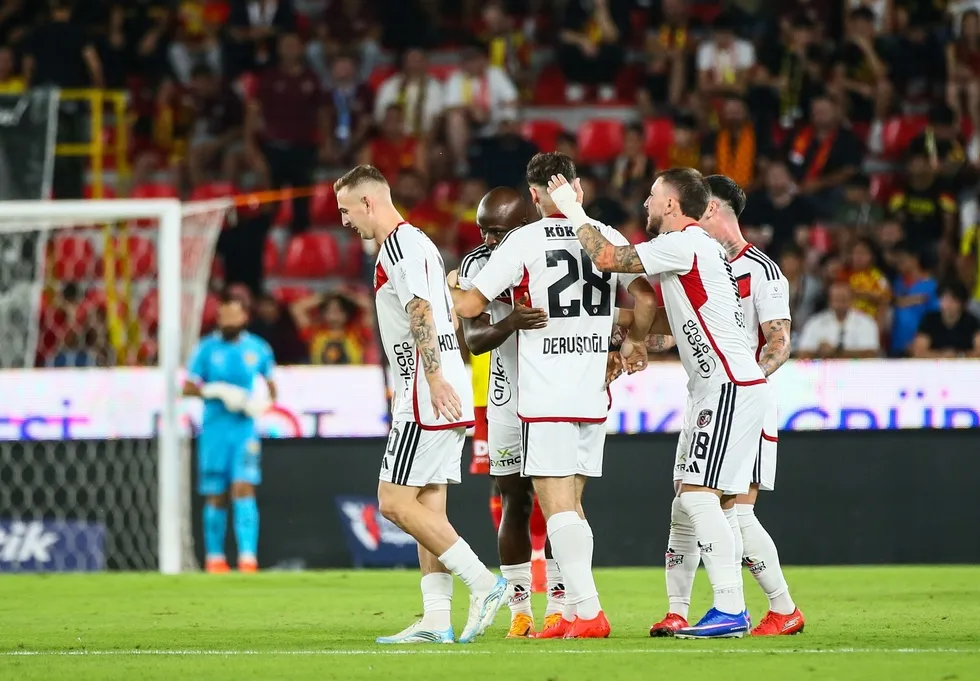 izmirde-gol-yagmuru-goztepe-gaziantep-fk-maci-geceye-damga-vurdu-1788804965400.jpeg İzmir'de gol yağmuru! Göztepe-Gaziantep FK maçı 6 gole sahne oldu - 3