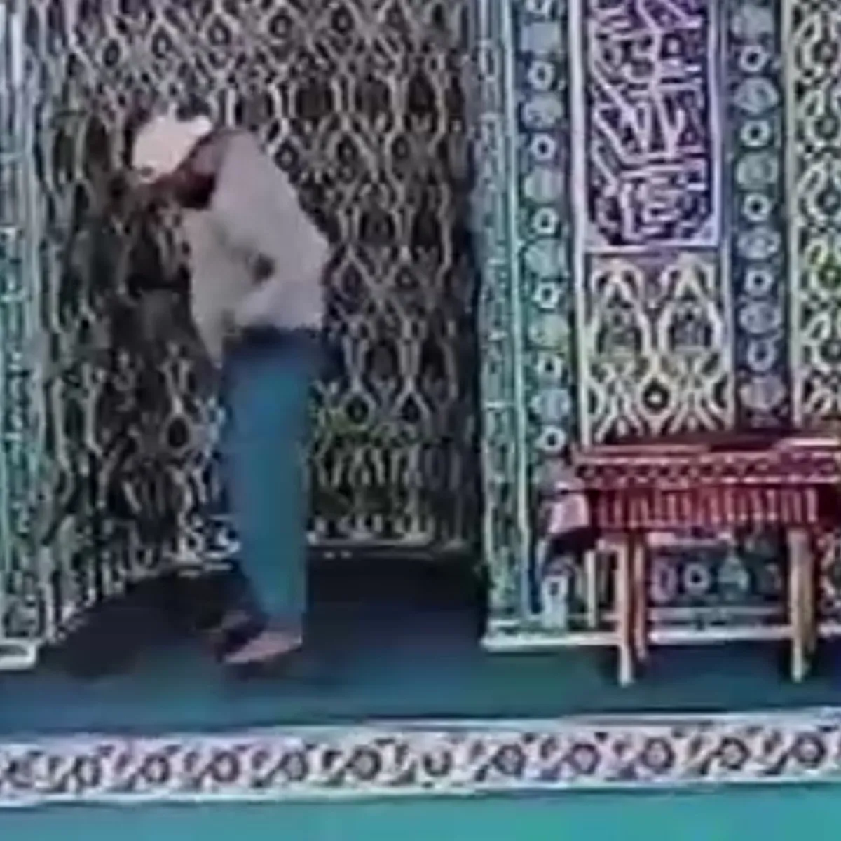 Bursa'daki üç camiye çirkin saldırı: Sopayla kırıp yerinden söktü