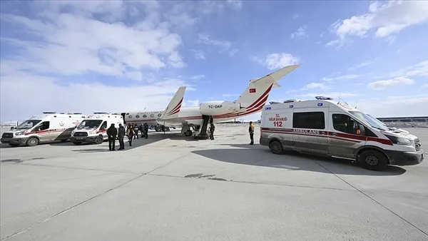 cumhurbaskanligina-ait-2-ucak-deprem-bolgesindeki-yaralilari-ankaraya-goturdu-1676125565188.jpg Cumhurbaşkanlığı'na ait 2 uçak deprem bölgesindeki yaralıları Ankara'ya götürdü - 2
