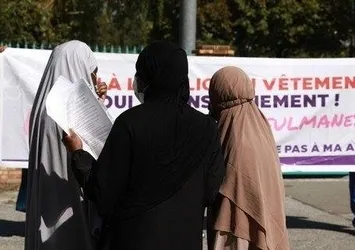 Sömürgeci Fransa kara lekeye doymadı! Kıyafeti yüzünden okula alınmayan Müslüman öğrenciden BM'ye şikayet