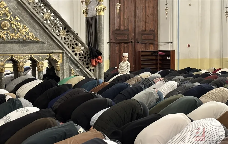 On bir ayın sultanı Ramazan başladı: İlk teravih namazında camiler dolup taştı! 10