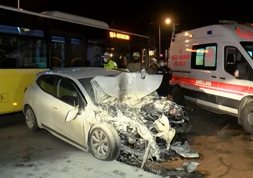 Kadıköy'de İETT otobüsüne çarpan otomobilin sürücüsü yaralandı