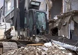 Yıkım sırasında kepçenin üzerine tahta düştü: Operatör ağır yaralı
