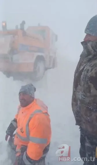 Dev kar kütleleri iş makinelerini yuttu! Ardahan-Artvin yolunda korku dolu anlar 13