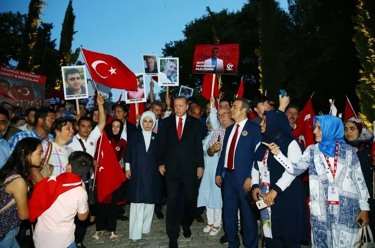 Cumhurbaşkanı Erdoğan Şehitler Köprüsü’ne yürüdü