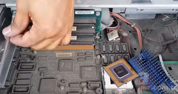 Bilgisayar parçalarından altın çıkardı! Görenler şaşkın... 2