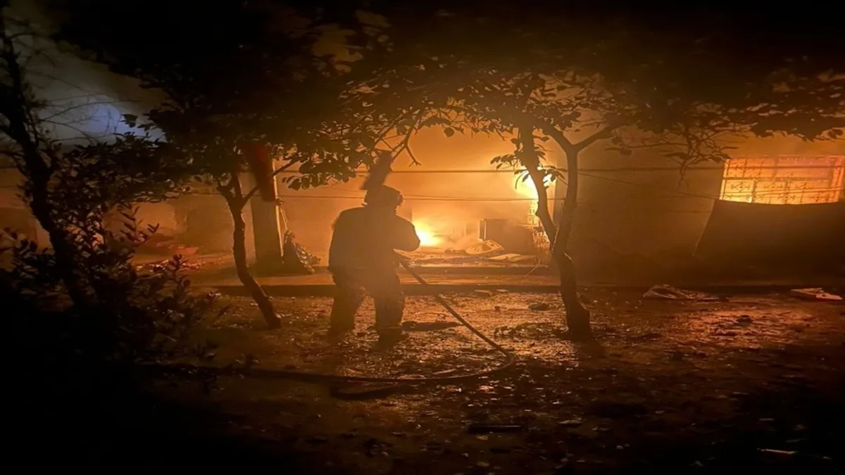 Hatay’da ev yangınında mahsur kalan kediyi itfaiye kurtardı