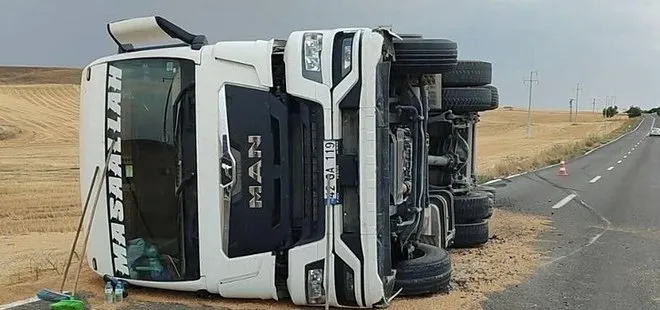 Konya'da kontrolden çıkan buğday yüklü kamyon devrildi