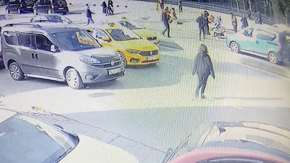Beyoğlu’nda feci kaza! 17 yaşındaki genç takla atıp metrelerce sürüklendi