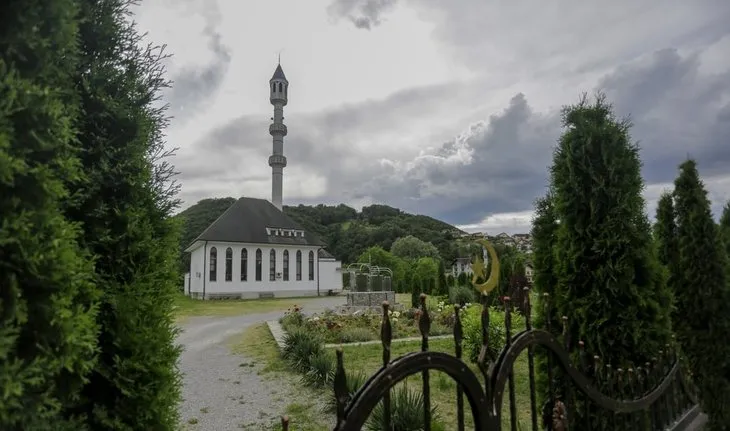 Bosna’nın ’ada camisi’ manzarasıyla büyülüyor