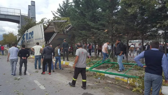 Sakarya’da korkunç kaza! Acı haberler peş peşe geldi - 3