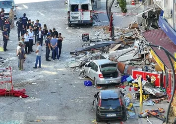 İzmir'de 5 kişinin öldüğü patlama sonrası hasar tespit çalışmaları başladı